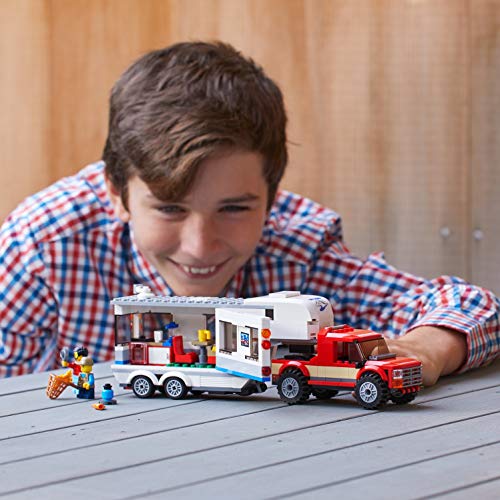LEGO City Great Vehicles - Camioneta y Caravana, Juguete de Construcción con Coche Todoterreno para Niños y Niñas de 5 a 12 Años y Figura de Cangrejo, Incluye Minifiguras (60182)