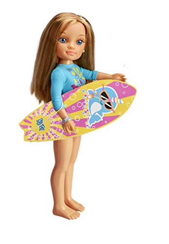 Nancy-Un día Haciendo Surf, Incluye Muñeca con Tabla y Neopreno, para niñas a Partir de 3 años (Famosa 700015528)