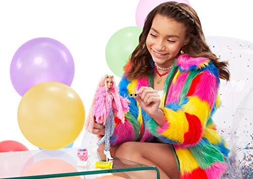 Barbie- Muñeca Extra 3 con un Mullido Abrigo de Peluche Rosa, una Mascota Mezcla de Unicornio y Cerdito (Mattel GRN28)
