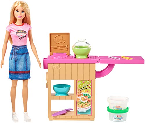 Barbie Restaurante japonés de juguete Noodle Bar, muñeca rubia, mesa de trabajo y accesorios (Mattel GHK43)