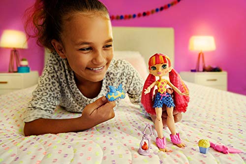 Cave Club Emberly Fiesta de Pijamas Muñeca con moda para dormir y accesorios de juguete (Mattel GTH01)