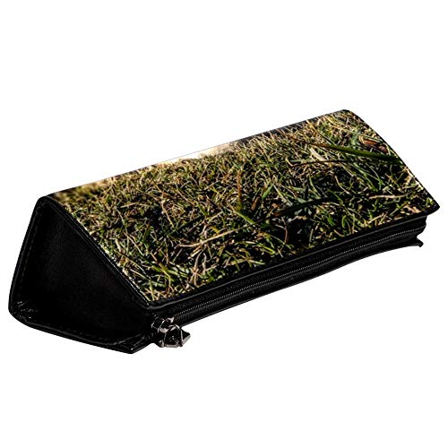 EZIOLY Beagle On Grass - Estuche con cremallera para lápices y bolígrafos (piel, bolsa de maquillaje, bolsa de cosméticos, triangular, para la escuela, el trabajo y viajes)