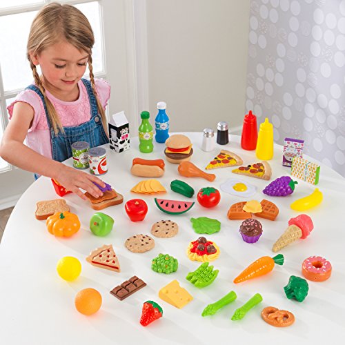 KidKraft 63510 Surtido de comida de juguete con 65 piezas de alimentos, juego de imitación para niños con accesorios incluidos