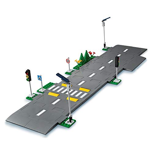 LEGO 60304 City Bases de Carretera Set de Construcción con Placas de Carretera, Semáforos y Ladrillos que Brillan en la Oscuridad