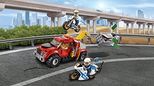 LEGO City Police - Camión Grúa en Problemas, Set de Construcción con Camión y Motos de Juguete, Incluye Minifiguras de 2 Policías y un Ladrón (60137)