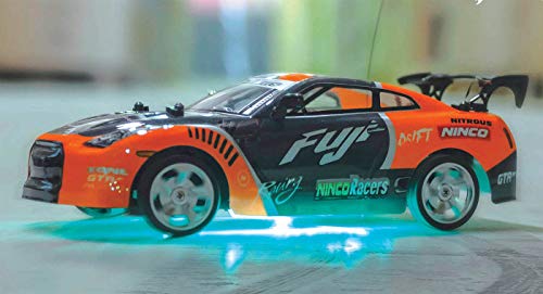 Ninco NH93114, emis NincoRacers Fuji Coche para campeonato de Drift con luces de neón en la parte baja del chasis efecto suelo, emisora 2.4GHz, color naranja y negro