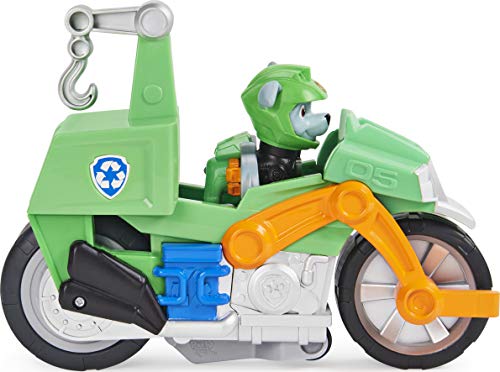 PAW PATROL Moto Pups Rocky’s Deluxe Pull Back Motorcycle Vehicle with Wheelie Feature and Figure Rocky's Vehículo de Motocicleta con Ruedas (Spin Master 6060545)