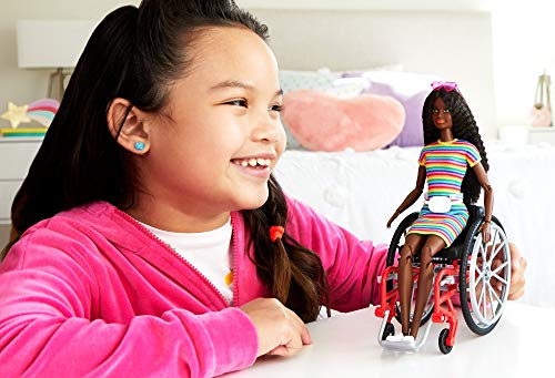 Barbie Fashionista Muñeca afroamericana con silla de ruedas, rampa y accesorios de moda (Mattel GRB94)