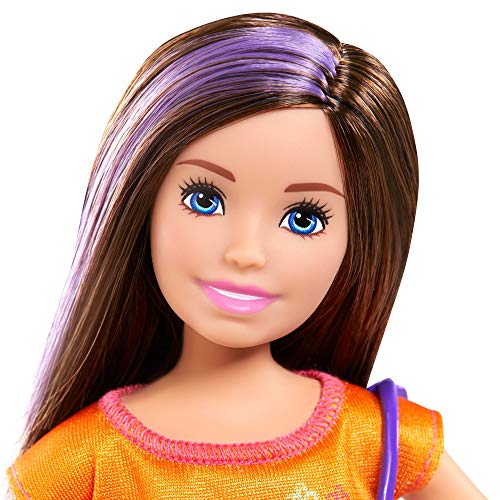 Barbie Skipper Muñeca rubia con maleta, bañador, perrito mascota y accesorios de viaje, regalo para niñas y niños +3 años (Mattel GRT88)
