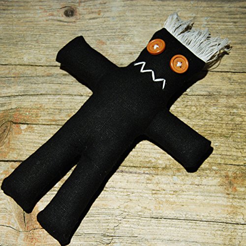 Darko Doll Black – Muñeca vudú con aguja e instrucciones de rituales (idioma español no garantizado).