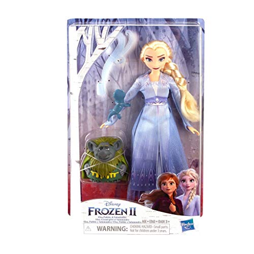 Disney Muñeca Elsa de Frozen en Traje de Viaje Inspirada en Frozen 2 con Figuras de Pabbie y Salamandra