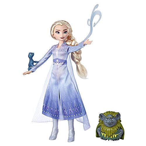Disney Muñeca Elsa de Frozen en Traje de Viaje Inspirada en Frozen 2 con Figuras de Pabbie y Salamandra