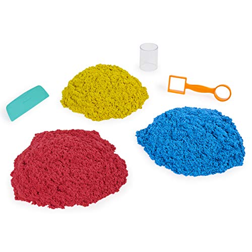 Kinetic Sand, Cubo de 2,72 kg con 3 Colores de Arena y 3 Herramientas para un Juego Creativo sin Fin, para niños a Partir de 3 años (Spin Master 6061096)