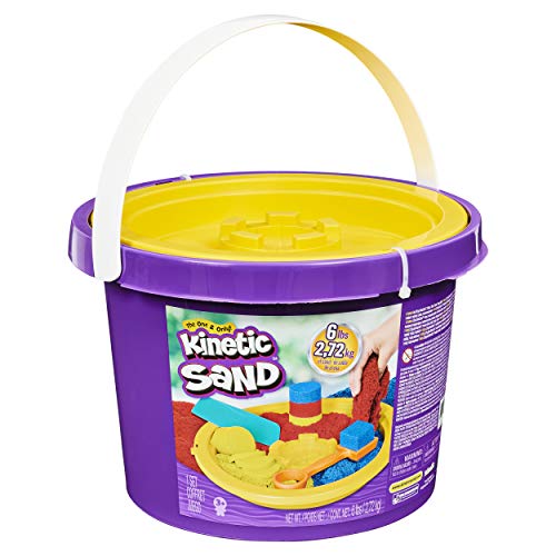 Kinetic Sand, Cubo de 2,72 kg con 3 Colores de Arena y 3 Herramientas para un Juego Creativo sin Fin, para niños a Partir de 3 años (Spin Master 6061096)
