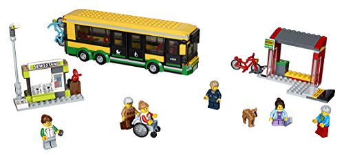 LEGO CITY - Estación de Autobuses, Juguete de Construcción de Vehículo de Transporte en la Ciudad, Incluye Pasajeros, un Puesto de Periódicos y una Bici (60154)