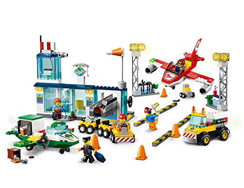 LEGO Juniors 4+ City - Gran Aeropuerto de la Ciudad, Juguete de Construcción con Aviones de Colores, Coches, Vehículos y Minifiguras (10764)
