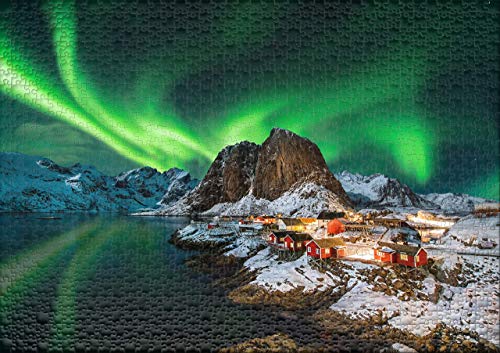 Ulmer Puzzleschmiede - Puzzle Aurora Boreal - Puzzle de 1000 Piezas - La Aurora Boreal sobre el Pueblo pesquero de Hamnoy, Lofoten, Noruega