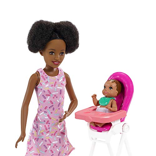 Barbie Skipper Muñeca afromericana canguro con vestido y bebé, con trona de niño de juguete y accesorios de cumpleaños (Mattel GRP41)