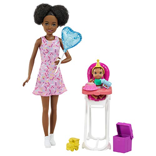Barbie Skipper Muñeca afromericana canguro con vestido y bebé, con trona de niño de juguete y accesorios de cumpleaños (Mattel GRP41)