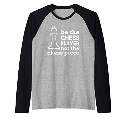 Ser la jugadora de ajedrez no la pieza de ajedrez Camiseta Manga Raglan
