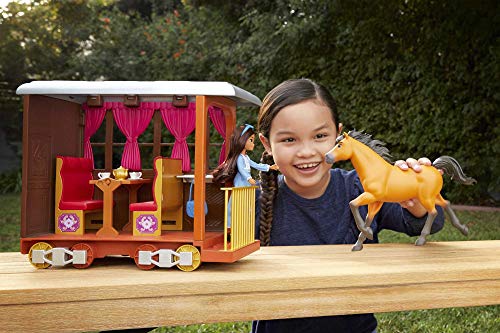 Spirit Vagón de tren de Lucky Set de juego con muñeca de juguete y accesorios de moda y viaje (Mattel GXF55)