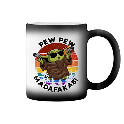 Pew Pew Madafakas Yoda With Gun Retro Taza de café negro mágico