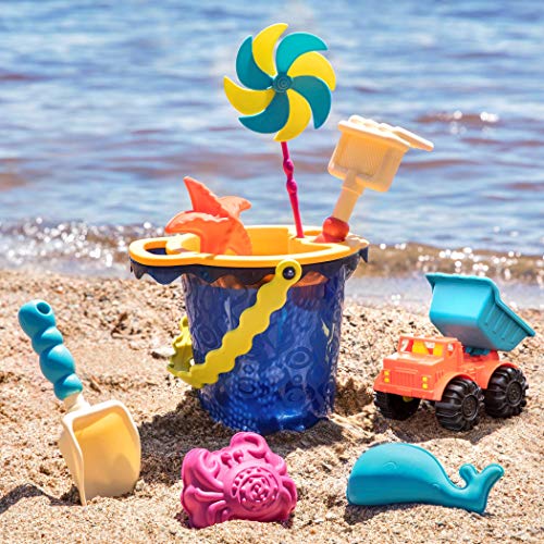 B. toys - Sands Ahoy - Juego de Playa - Juego de Cubo Mediano (Azul Marino) con 9 Juguetes únicos para la Arena y el Agua - Libre de ftalatos y BPA - 18 m +