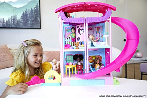 Barbie Casa de Muñecas y Parque de Juegos Chelsea - Ascensor y Piscina - 20+ Accesorios - Solo para Chelsea - 50,8 cm - Regalo para Niños de 3-7 Años