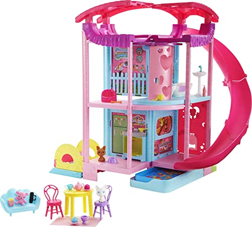 Barbie Casa de Muñecas y Parque de Juegos Chelsea - Ascensor y Piscina - 20+ Accesorios - Solo para Chelsea - 50,8 cm - Regalo para Niños de 3-7 Años