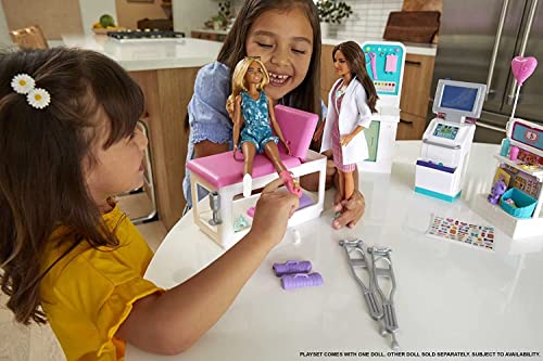 Barbie Doctora con Clínica médica, muñeca con accesorios de medicina de juguete. Incluye juego de escayolas de plastilina (Mattel HFT68)