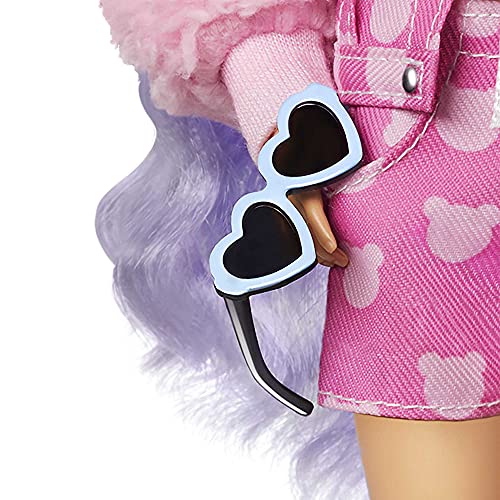Barbie Extra Doll in giacca di jeans rosa con stampa orsacchiotto e pantaloncini abbinati con cucciolo di animale domestico