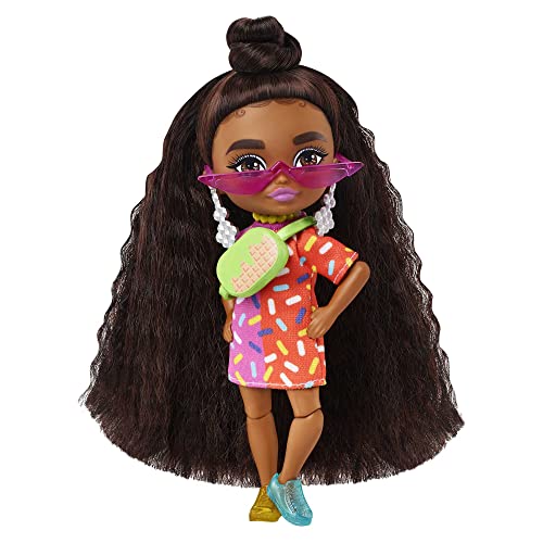 Barbie Extra Mini Muñeca pequeña articulada con vestido estampado, pelo largo y accesorios de moda de juguete (Mattel HGP63)