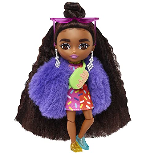 Barbie Extra Mini Muñeca pequeña articulada con vestido estampado, pelo largo y accesorios de moda de juguete (Mattel HGP63)