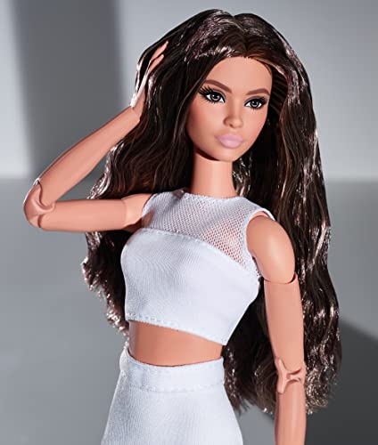 Barbie Movimiento sin límites original Muñeca pelo moreno con accesorios de moda de juguete (Mattel GTD89)