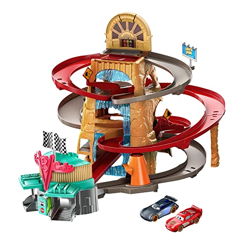 Cars Radiador Springs Pista de carreras de coches de juguete, incluye 2 vehículos personaje, regalo para niños +3 años (Mattel GTK90)