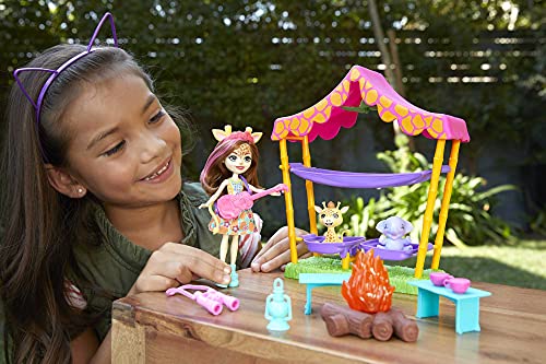 Enchantimals Sunny Savanna Gilian Giraffe Muñeca con set de acampada, mascotas y accesorios de juguete(Mattel GTM33)