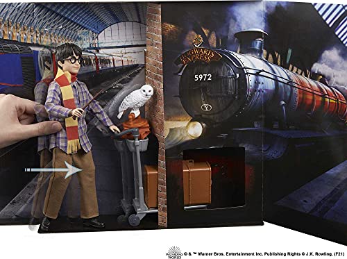HARRY POTTER en la Plataforma 9 3/4, muñeco articulado de juguete con Hedwig y carrito portaequipajes con accesorios y pegatinas (Mattel GXW31)
