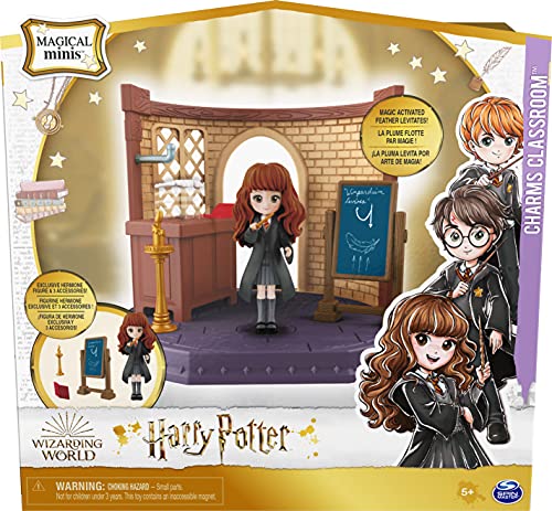 HARRY POTTER -WIZARDING WORLD- HARRY POTTER MAGICAL MINIS - Set Aula de Encantamientos con 1 muñeca Hermione Granger Exclusiva 8 cm y 3 Accesorios - 6061846 - Juguetes Niños 5 Años +