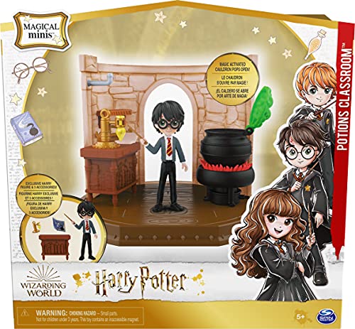 HARRY POTTER - WIZARDING WORLD - HARRY POTTER MAGICAL MINIS - Set Aula de las Pociones con 1 figura Harry Potter Exclusiva 8 cm y 3 Accesorios - 6061847 - Juguetes Niños 5 Años +