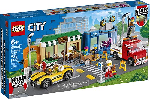 LEGO City Shopping Street 60306 - Kit de construcción para niños (533 piezas)