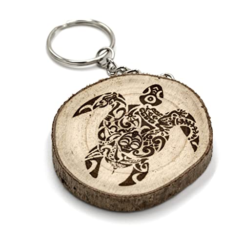 Llavero de madera natural con tortuga tribal tattoo style