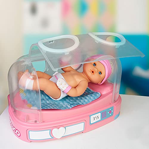 Nenuco - Doctora, ¿cómo está mi bebé? Muñeco de 35 cm recién nacido, incubadora con luces y sonidos y accesorios de enfermería como monitor New Born, para niños y niñas de 3 años, Famosa (700016660)