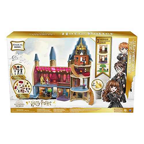 Wizarding World, Magical Minis Deluxe Hogwarts Castle Exclusivo de Amazon con 3 escenarios de Clase, 22 Accesorios, 3 Figuras, Luces y Sonidos