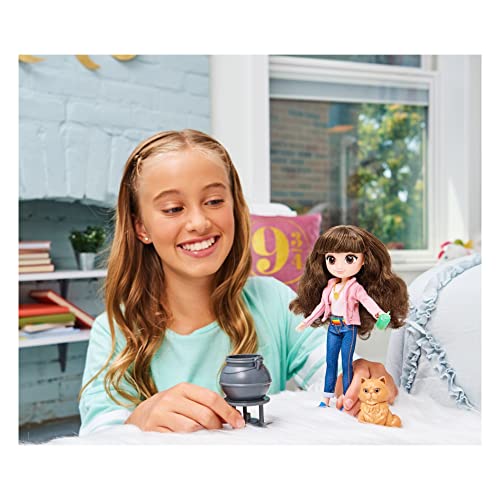 Wizarding World - Set de Regalo Que Incluye la muñeca Brilliant Hermione Granger de 20,3 cm, 5 Accesorios y 2 Trajes, Juguetes para niñas a Partir de 5 años