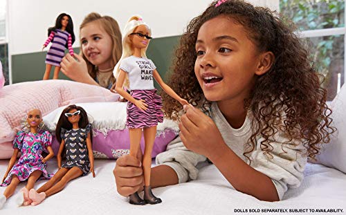 Barbie Fashionista Muñeca morena con vestido estampado de ratones y accesorios de moda de juguete (Mattel GYB01)