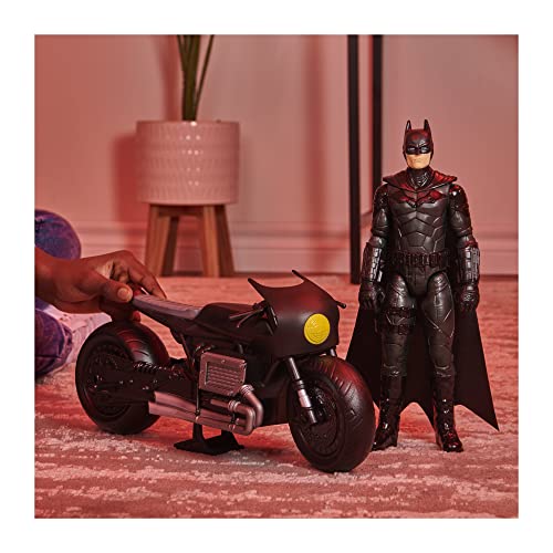 Batman The Batman - Figura de Batman (30 cm, Incluye Capa de Tela), diseño de Batman