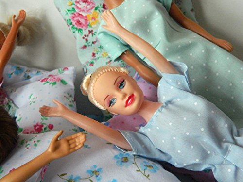 Juego de pijama de 4 piezas para muñecas de tamaño Barbie/Sindy, con edredón y almohada a juego, además de una acogedora bata y camisón (hecho a mano en el Reino Unido).