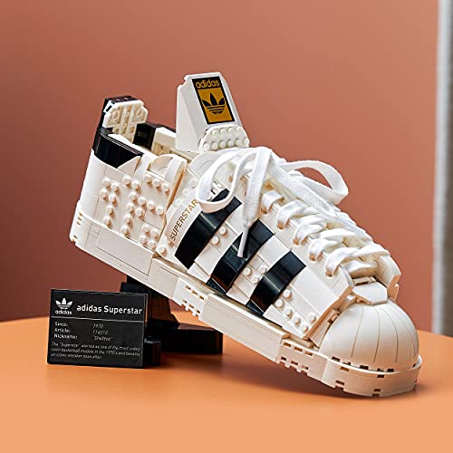 LEGO 10282 Adidas Originals Superstar, Set de Construcción para Adultos de Maqueta de Zapatillas, Coleccionables para Exponer