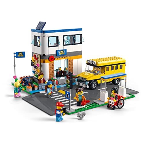 LEGO 60329 City Día de Colegio, Set con Autobús de Juguete, 2 Clases y Bases de Carretera para Niños y Niñas 6 Años