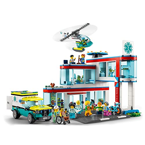 LEGO 60330 City Hospital con Ambulancia, Set con Helicóptero de Juguete y 12 Mini Figuras para Niños y Niñas 7 Años